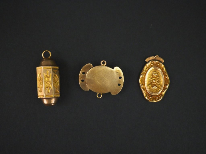 Ensemble comprenant :  - un fermoir Napoléon III en or jaune et émail 