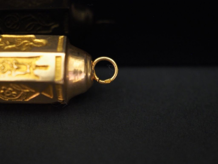 Ensemble comprenant :  - un fermoir Napoléon III en or jaune et émail 