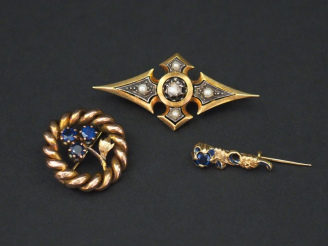 Vente aux enchères Ensemble comprenant :  - une broche Napoléon III en or jaune, sertie e