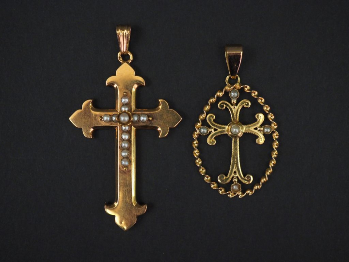 Ensemble comprenant deux différents pendentifs Napoléon III en or jaun