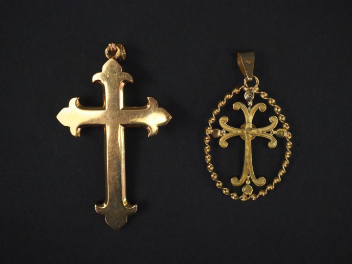 Ensemble comprenant deux différents pendentifs Napoléon III en or jaun