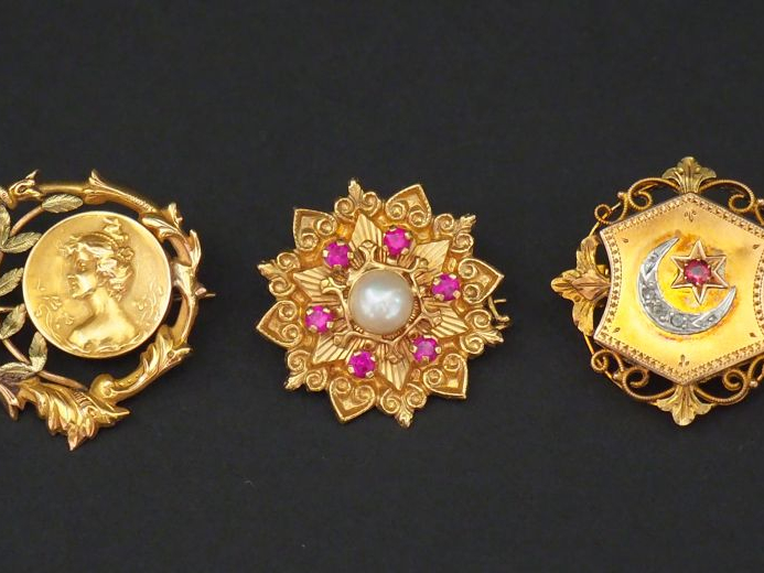 Ensemble comprenant :  - une broche/pendentif Napoléon III en or jaune