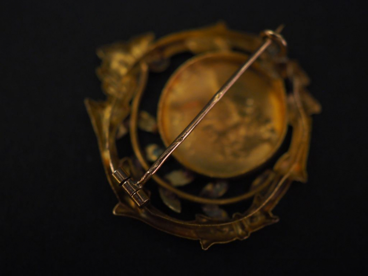 Ensemble comprenant :  - une broche/pendentif Napoléon III en or jaune