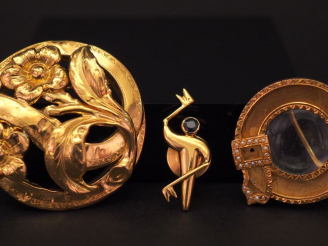 Vente aux enchères Ensemble comprenant :  - une broche Napoléon III en or jaune, à décor 