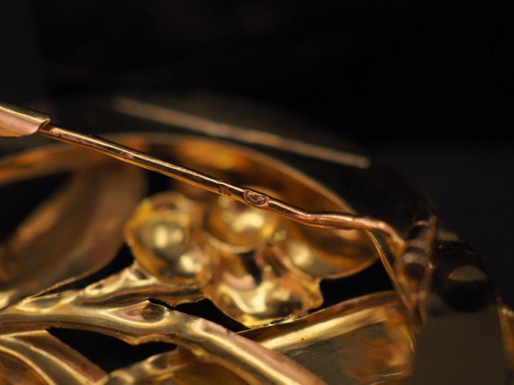 Ensemble comprenant :  - une broche Napoléon III en or jaune, à décor 