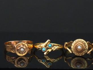 Vente aux enchères Ensemble comprenant :  - une bague Napoléon III, ornée en son centre d