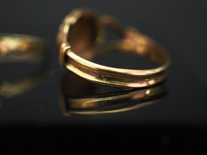 Ensemble comprenant :  - une bague Napoléon III, ornée en son centre d