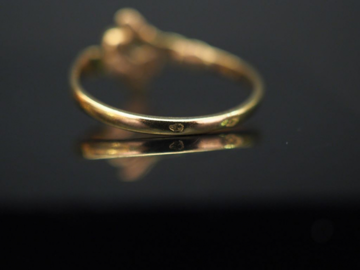 Ensemble comprenant :  - une bague Napoléon III, ornée en son centre d