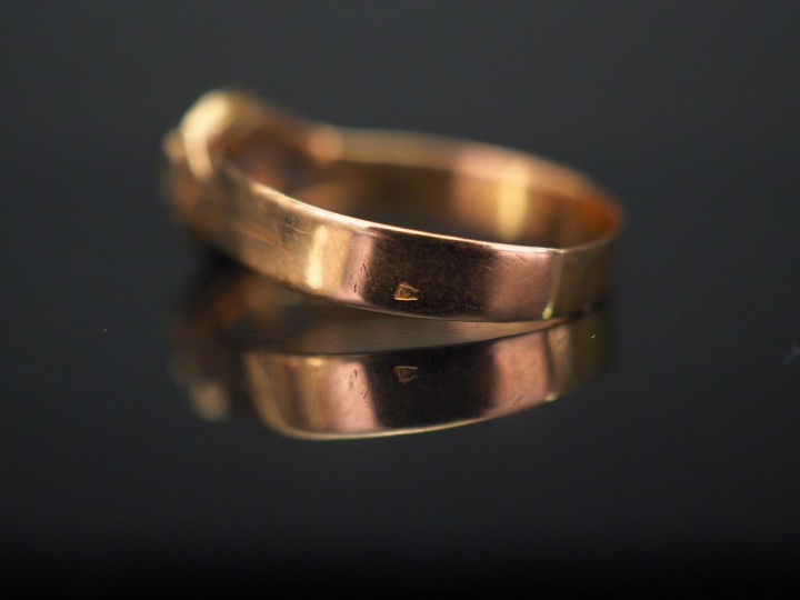 Ensemble comprenant :  - une bague Napoléon III, ornée en son centre d