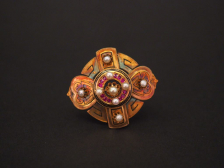 Vente aux enchères Broche Napoléon III en or jaune, perles, pierres roses et émail noir, 