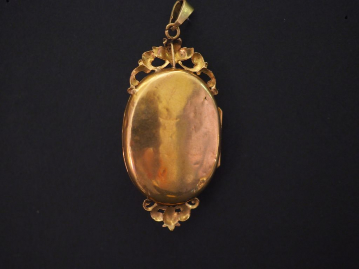 Pendentif porte-photo Napoléon III en or jaune et perles, à décor de b
