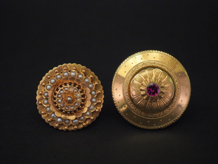 Ensemble comprenant :  - une broche ronde Napoléon III en or jaune, se