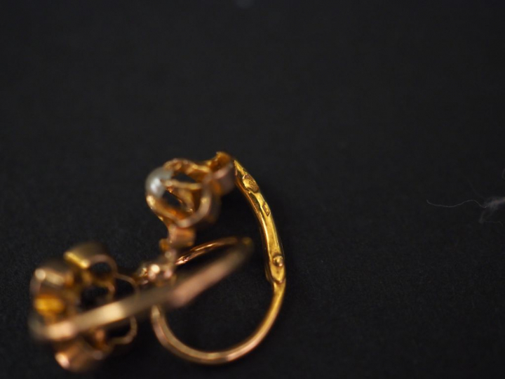 Ensemble comprenant :  -	 une paire de perces oreilles en or jaune et 