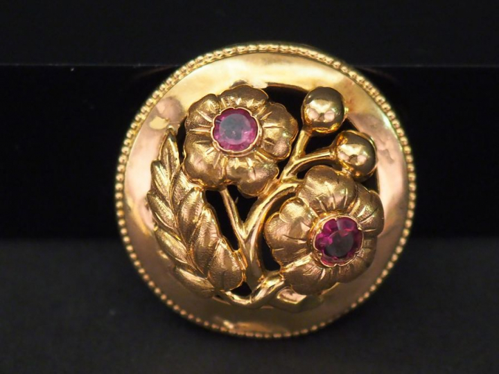 Broche ronde Napoléon III en or jaune, à décor de fleurs serties de pi