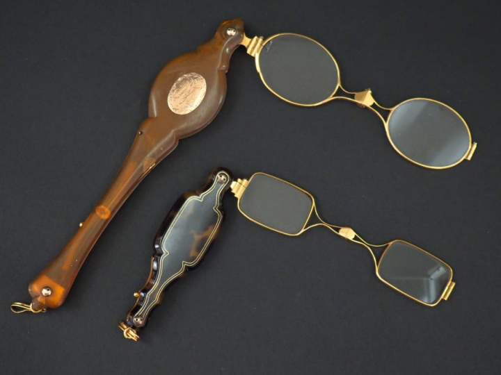 Ensemble comprenant :  - 	une binocle en or jaune et corne, à décor de