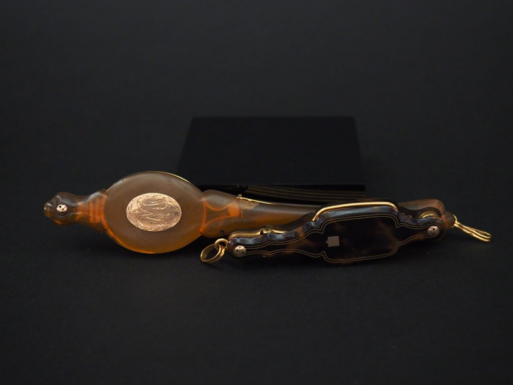 Ensemble comprenant :  - 	une binocle en or jaune et corne, à décor de