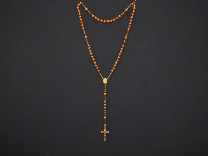 Chapelet en or jaune et perles de corail.  Poids tel. 5,24 g