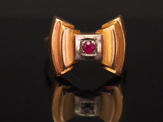 Vente aux enchères Bague de style 1940 en forme de nœud en or jaune, sertie en son centre