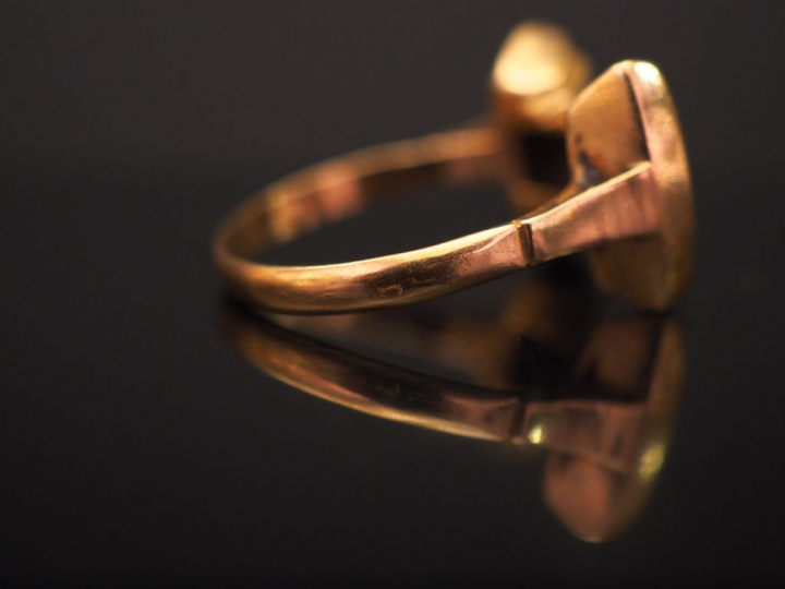 Bague de style 1940 en forme de nœud en or jaune, sertie en son centre