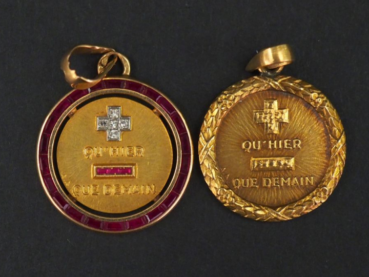 Ensemble comprenant :  - une médaille en or jaune, marquée "+ qu'hier 