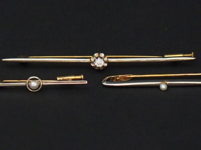 Ensemble comprenant :  - une broche barrette en or jaune, sertie en so