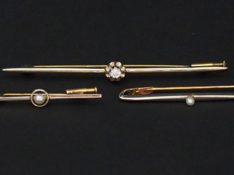 Vente aux enchères Ensemble comprenant :  - une broche barrette en or jaune, sertie en so