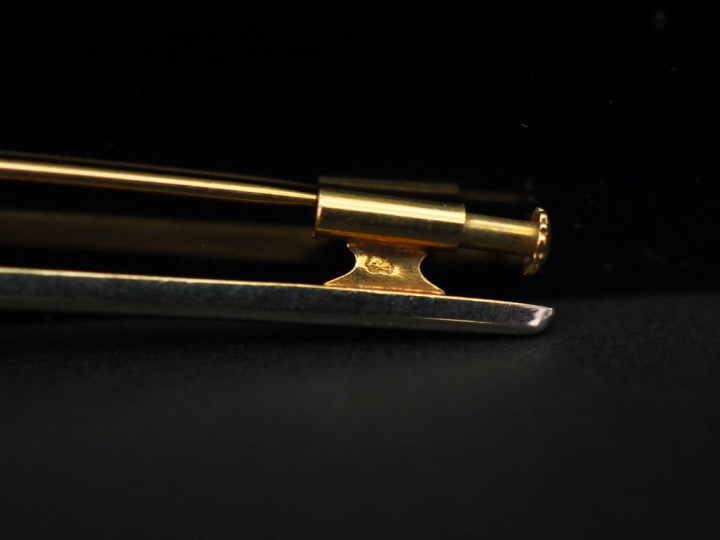 Ensemble comprenant :  - une broche barrette en or jaune, sertie en so