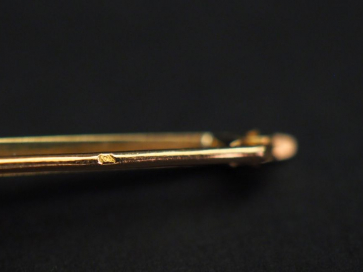 Ensemble comprenant :  - une broche barrette en or jaune, sertie en so