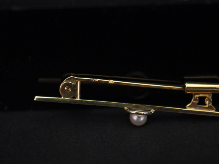 Ensemble comprenant :  - une broche barrette en or jaune, sertie en so