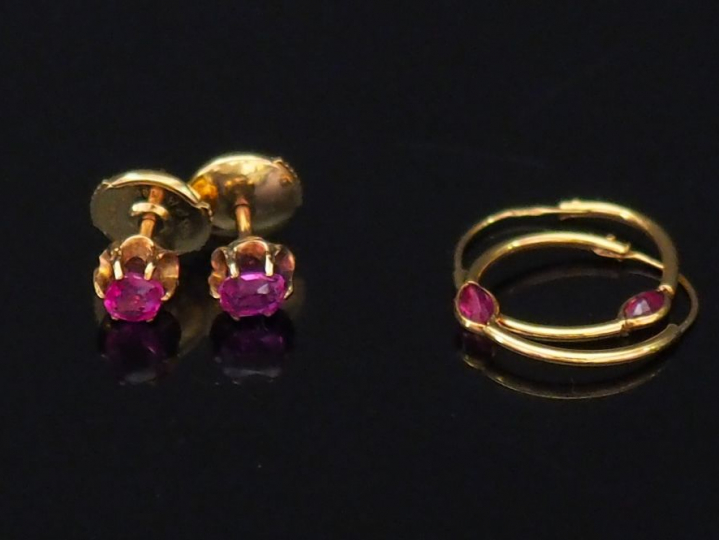 Ensemble comprenant : -	 une paire de petites créoles en or jaune, ser