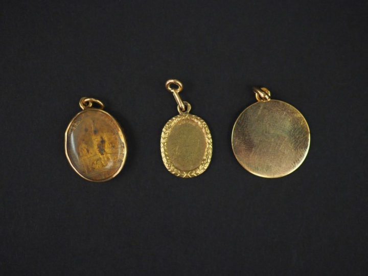 Ensemble comprenant :  - une petite médaille en or jaune, éclat de dia