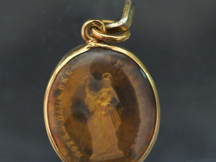 Ensemble comprenant :  - une petite médaille en or jaune, éclat de dia