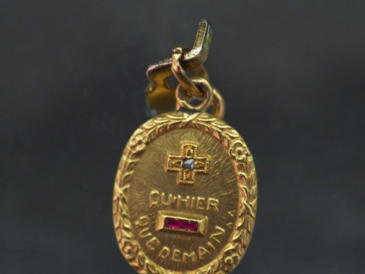 Ensemble comprenant :  - une petite médaille en or jaune, éclat de dia