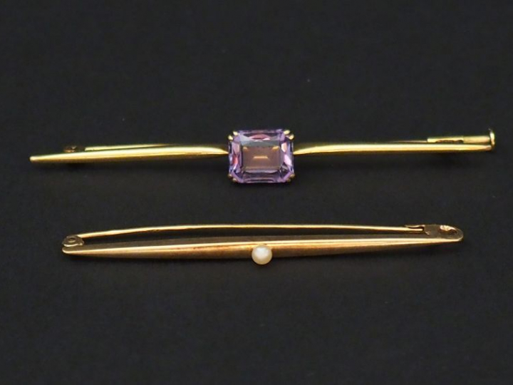 Ensemble comprenant :  - une broche barrette en or jaune, sertie en so