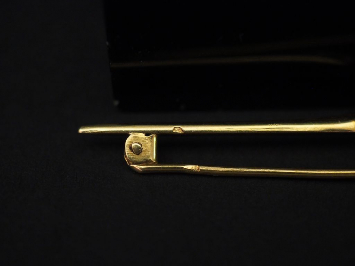 Ensemble comprenant :  - une broche barrette en or jaune, sertie en so