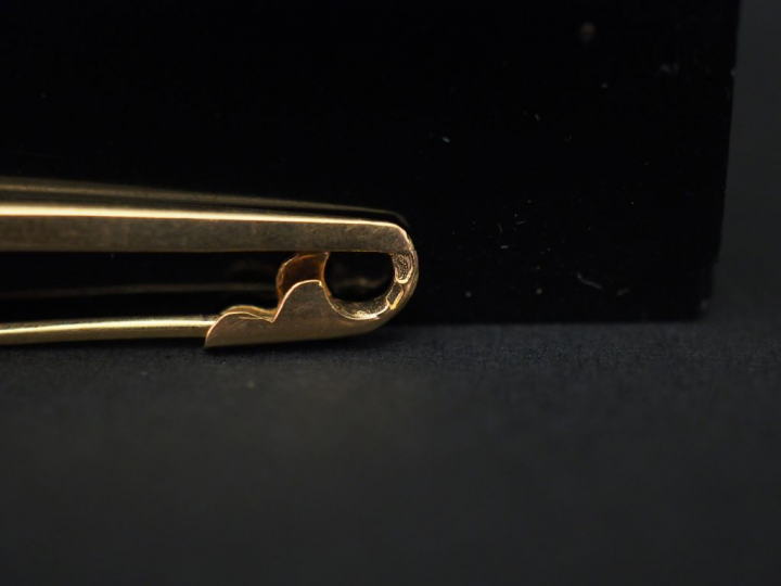 Ensemble comprenant :  - une broche barrette en or jaune, sertie en so