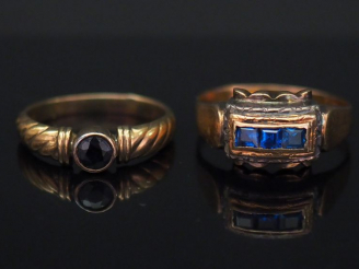 Vente aux enchères Ensemble comprenant :  - une bague en or jaune, sertie en son centre d