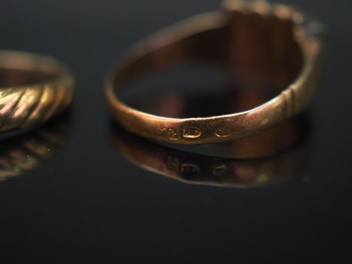 Ensemble comprenant :  - une bague en or jaune, sertie en son centre d