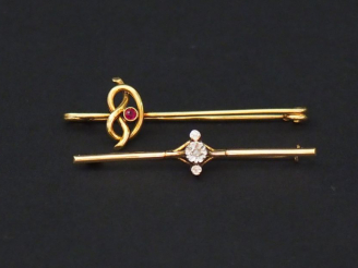 Vente aux enchères Ensemble comprenant :  - une broche en or jaune, à décor d'un motif st