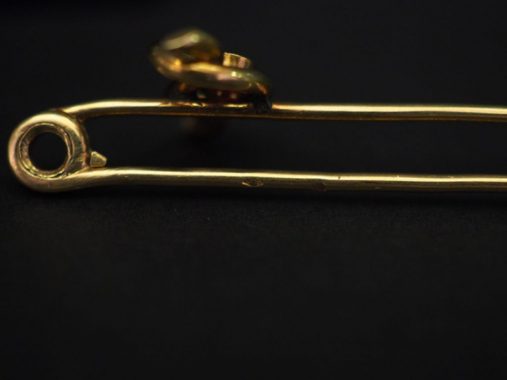 Ensemble comprenant :  - une broche en or jaune, à décor d'un motif st