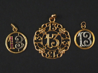 Vente aux enchères Ensemble comprenant :  -	 un pendentif en or jaune et pierres de coule