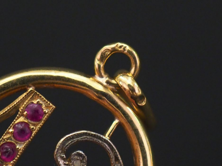 Ensemble comprenant :  -	 un pendentif en or jaune et pierres de coule