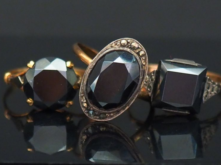 Ensemble comprenant :  - une bague ovale en or jaune et argent, sertie