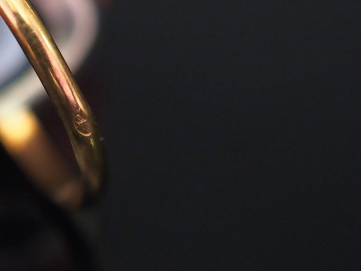 Ensemble comprenant :  - une bague ovale en or jaune et argent, sertie