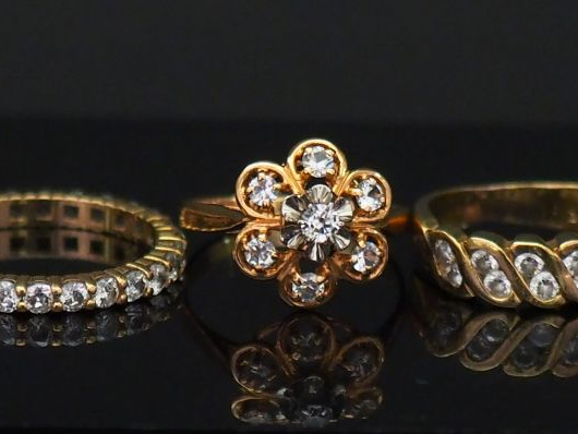 Ensemble comprenant :  - une alliance américaine en or jaune, sertie d