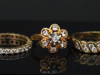 Vente aux enchères Ensemble comprenant :  - une alliance américaine en or jaune, sertie d