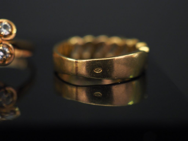 Ensemble comprenant :  - une alliance américaine en or jaune, sertie d