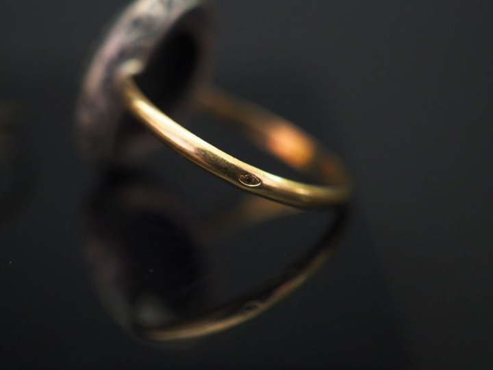 Ensemble comprenant :  - deux bagues ovales en or jaune et argent, ser