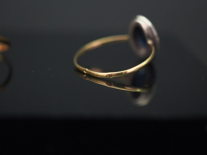 Ensemble comprenant :  - deux bagues ovales en or jaune et argent, ser