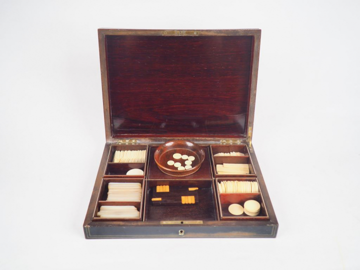 Coffret à jeux Napoléon III en marqueterie Boulle, à décor de cabochon